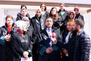 Damadının eşi ve kızını &ouml;ld&uuml;rd&uuml;ğ&uuml; kadına baro sahip &ccedil;ıktı