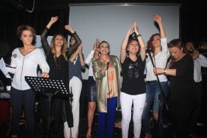 Kadınlar g&uuml;n&uuml;n&uuml; Karaoke ile kutladılar...