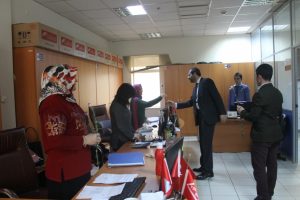 Bursa G&uuml;rsu Belediye Başkanı kadınların g&uuml;n&uuml;n&uuml; &ccedil;i&ccedil;ekle kutladı
