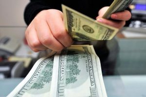 Dolar d&uuml;ş&uuml;şe ge&ccedil;ti