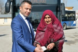 Otob&uuml;ste bulduğu para ve altını sahibine teslim etti