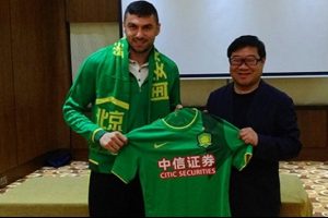 Galatasaray, &Ccedil;in'e oyuncu satan ama para kazanamayan &uuml;&ccedil; kul&uuml;p arasında