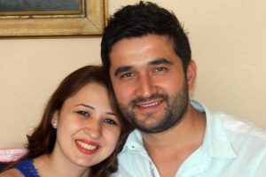 Bursa'da eşinin yanında &ouml;ld&uuml;r&uuml;len gencin davası i&ccedil;in y&uuml;zlerce kişi adliyeye akın etti