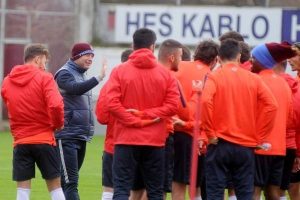 Trabzonspor'da futbolcular, Muharrem Usta i&ccedil;in galibiyet s&ouml;ze verdiler