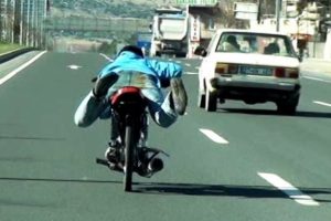 Motosiklet &uuml;zerinde tehlikeli yolculuk