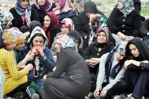 Roket saldırısında &ouml;len kadın ve &ccedil;ocuk g&ouml;zyaşlarıyla toprağa verildi