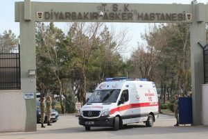 Diyarbakır'da zırhlı polis aracı devrildi: 3 yaralı