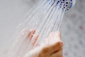İngiliz &ccedil;evreci: Haftada bir kez duş alın