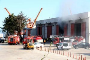 Limandaki depo yangını korkuttu