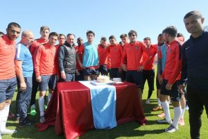 Trabzonspor'da, Okay Yokuşlu'ya doğum g&uuml;n&uuml; s&uuml;rprizi
