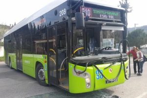 Halk otob&uuml;s&uuml; yolcu minib&uuml;s&uuml;ne &ccedil;arptı: 3 yaralı