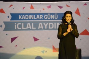 &Uuml;nl&uuml; sanat&ccedil;ı İclal Aydın, Bursa'da kadınlarla bir araya geldi