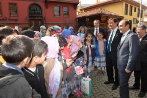 Bursa'da Başkan Edebali'den &ouml;ğrencilere g&ouml;n&uuml;ll&uuml; rehberlik