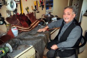25 bin demir halkayla muhafız zırhı yapıyor
