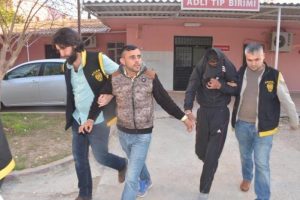 Suriyeli gencin cep telefonunu gasp edenler yakalandı