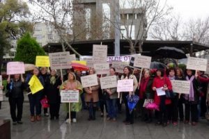CHP'li kadınlardan yağmur altında oturma eylemi