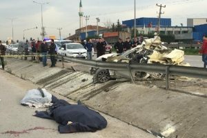 Otomobil TIR'a &ccedil;arptı: 2 &ouml;l&uuml;, 1 yaralı