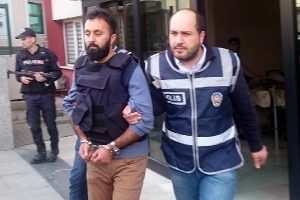 2 kişiyi &ouml;ld&uuml;ren berber &ccedil;elik yelekle adliyeye sevk edildi