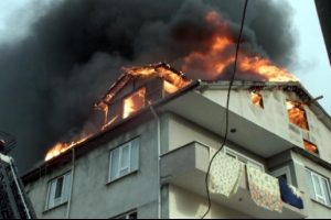 &Ouml;ğrencilerin yaşadığı &ccedil;atı katı yandı