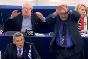 T&uuml;rklere hakaret edince salondan kovuldu!