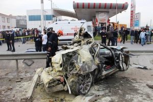 Aşırı hız iki gencin sonu oldu