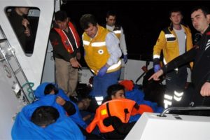 M&uuml;ltecileri taşıyan tekne battı: 5 &ouml;l&uuml;