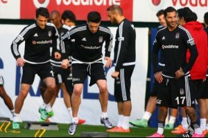Beşiktaşlı futbolculardan &ouml;z eleştiri