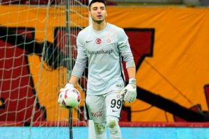 Muslera derbiye saklanacak, forma yine Cenk'e