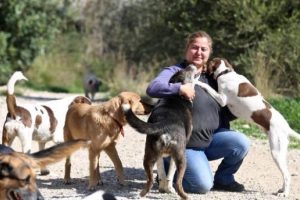 300 sokak k&ouml;peğine &ccedil;ocuğu gibi bakıyor