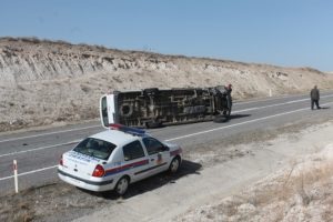 11'i &ouml;ğretmen 17 kişi yaralandı