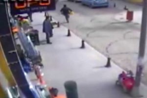 Hırsız &ccedil;aldı vatandaş izledi