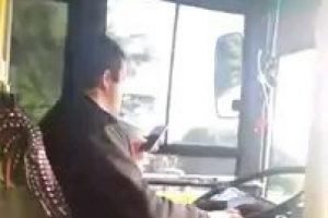 Bursa'da insanların hayatını hi&ccedil;e sayan &ouml;zel halk otob&uuml;s&uuml; şof&ouml;r&uuml;n&uuml; polis yakaladı!