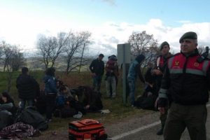 &Ccedil;anakkale'de Afganları taşıyan midib&uuml;s devrildi