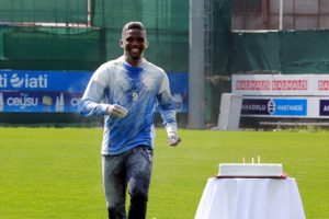 Samuel Eto'o'nun 35. yaşı yumurta ve unla kutlandı
