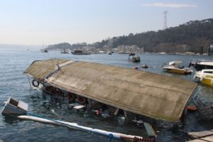 İstanbul Bebek sahilinde tekne battı