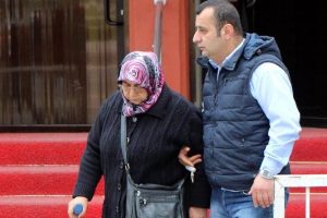 Kuş g&uuml;bresiyle yetişen hintkenevirinden anne ile oğluna beraat