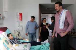 Hidayet T&uuml;rkoğlu, kanser tedavisi g&ouml;ren Erol U&ccedil;ar'ı ziyaret etti