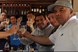 Tevez holiganlarla kadeh kaldırdı