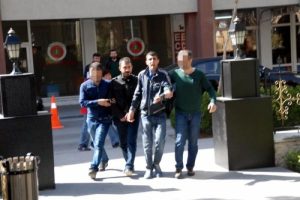 Kredi kartı dolandırıcıları su&ccedil; &uuml;st&uuml; yakalandı