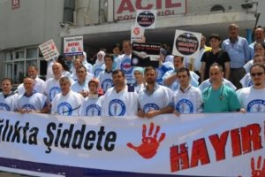 Sağlık &ccedil;alışanlarına şiddet uygulayanların ezici &ccedil;oğunluğu kadın