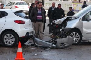 Kilis'te otomobil ile hafif ticari ara&ccedil; &ccedil;arpıştı: 4 yaralı