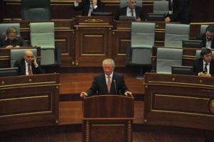 Kosova milletvekilleri Meclis'te k&uuml;rs&uuml;deki bakanın y&uuml;z&uuml;ne lazer tuttu