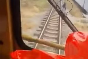 Tren teğet ge&ccedil;ti!