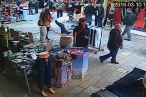 Bunun adı vahşet: Suriyeli &ccedil;ocuğu kaldırıp yere vurdu!