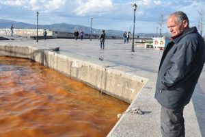 Bandırma'da deniz kızıla b&uuml;r&uuml;nd&uuml;
