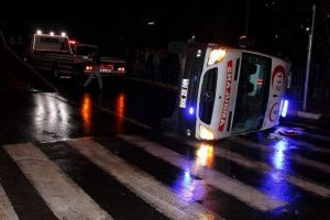 Ambulans kaza yaptı: 3 yaralı