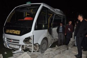 Tren yolcu minib&uuml;s&uuml;ne &ccedil;arptı: 1 &ouml;l&uuml;, 3 yaralı