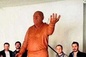 Mersin Mut'a Eroğlu heykeli...