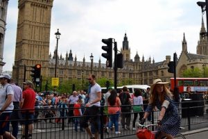 Londra'da 'M&uuml;sl&uuml;manları g&uuml;nah ke&ccedil;isi yapmayı bırakın' &ccedil;ağrısı