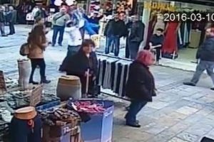 Suriyeli &ccedil;ocuğu yere &ccedil;arpan şahıs, &ccedil;ocuklar alay ettiği i&ccedil;in yapmış